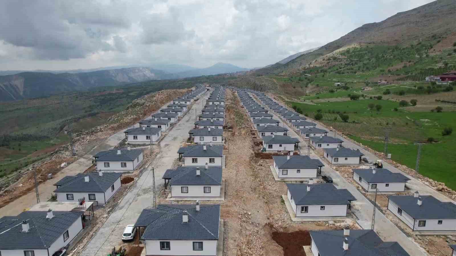 sarp kayaliklar uzerine insa edilen koy evleri depremzedelere yuva oldu 0 QYvzk42n