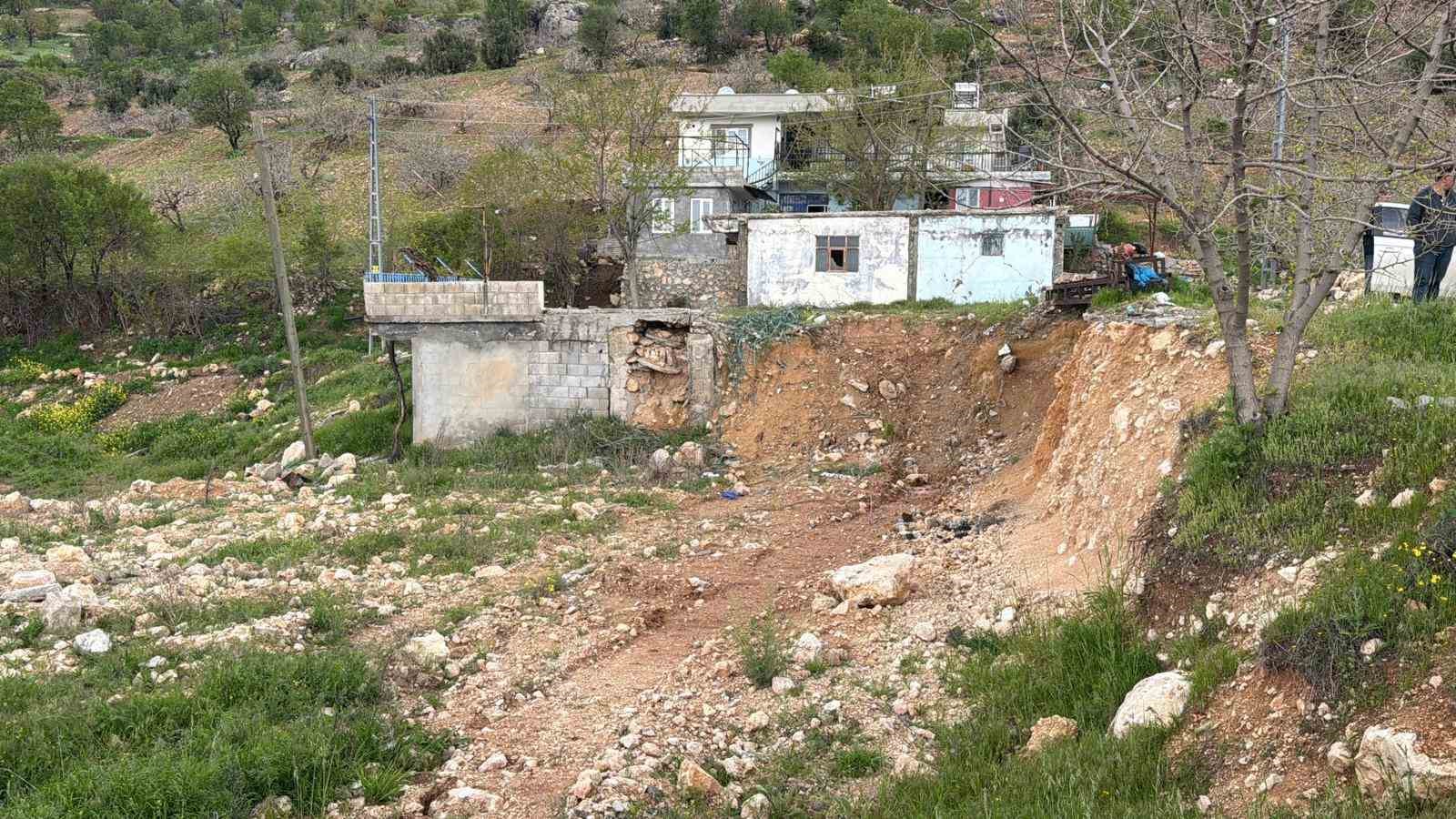 sarp kayaliklar uzerine insa edilen koy evleri depremzedelere yuva oldu 1 27pIbr1p