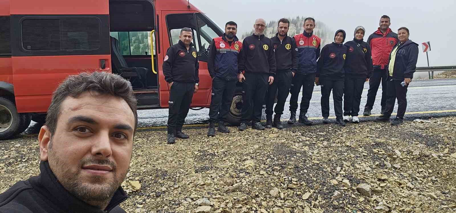 sarp kayaliklarda mahsur kalan keci kurtarildi 1 JnSBy6eE