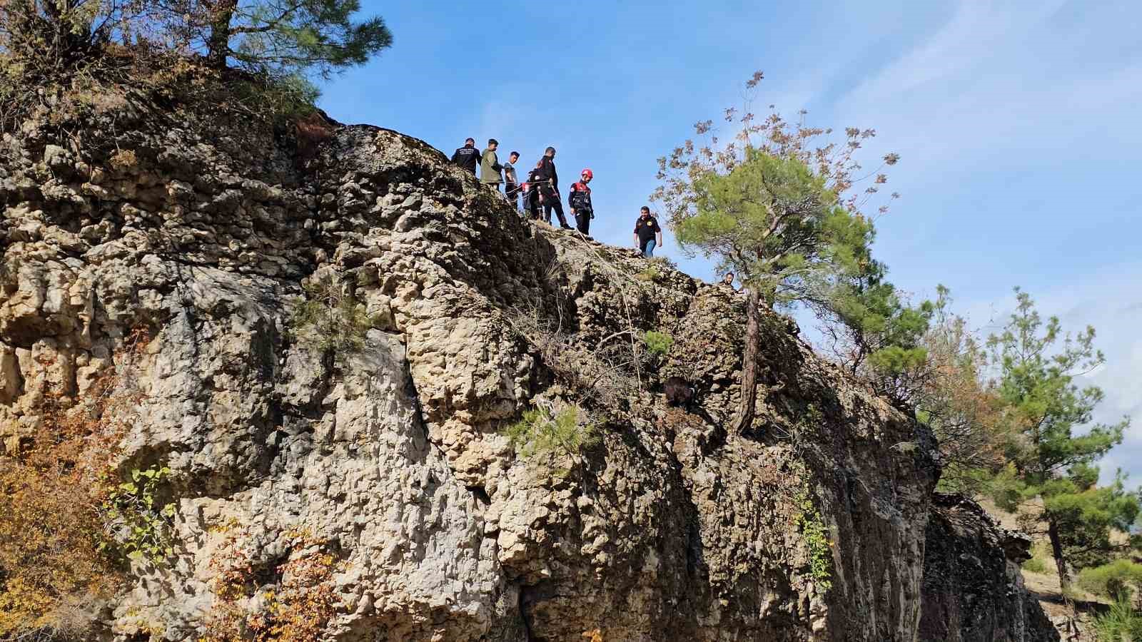 sarp kayaliklarda mahsur kalan keci kurtarildi 3 fqDUFz3k