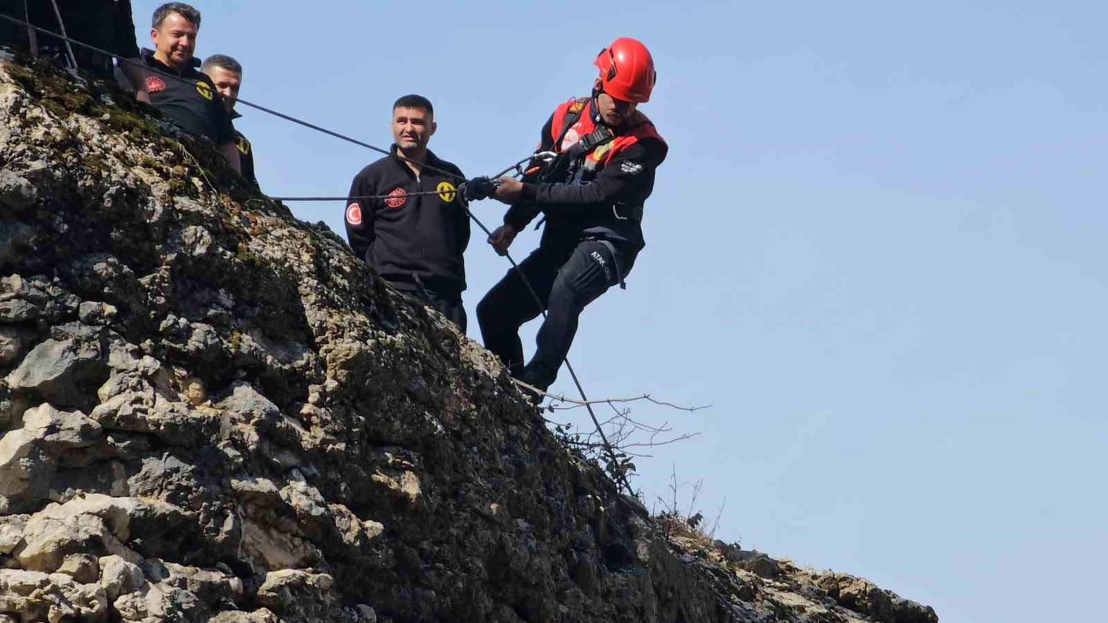sarp kayaliklarda mahsur kalan keci kurtarildi 4