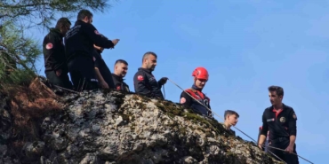 sarp-kayaliklarda-mahsur-kalan-keci-kurtarildi-MyxBfRJq.jpg