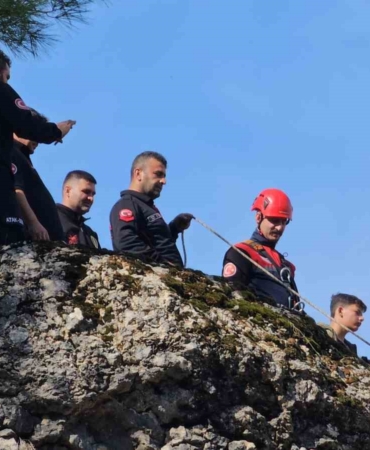 sarp-kayaliklarda-mahsur-kalan-keci-kurtarildi-MyxBfRJq.jpg