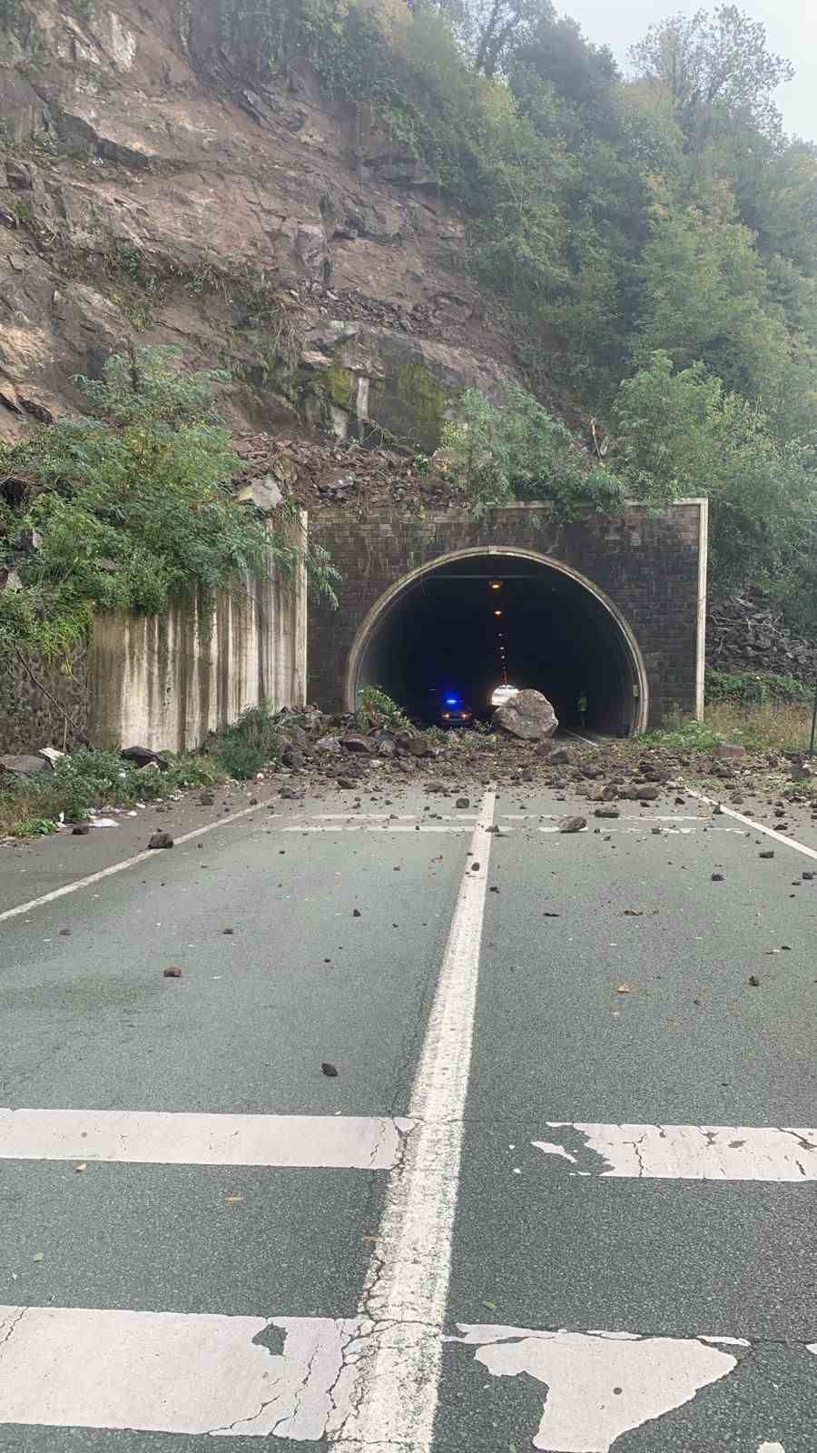 sarp sinir kapisi yolunda heyelan 2 dzaSitOO