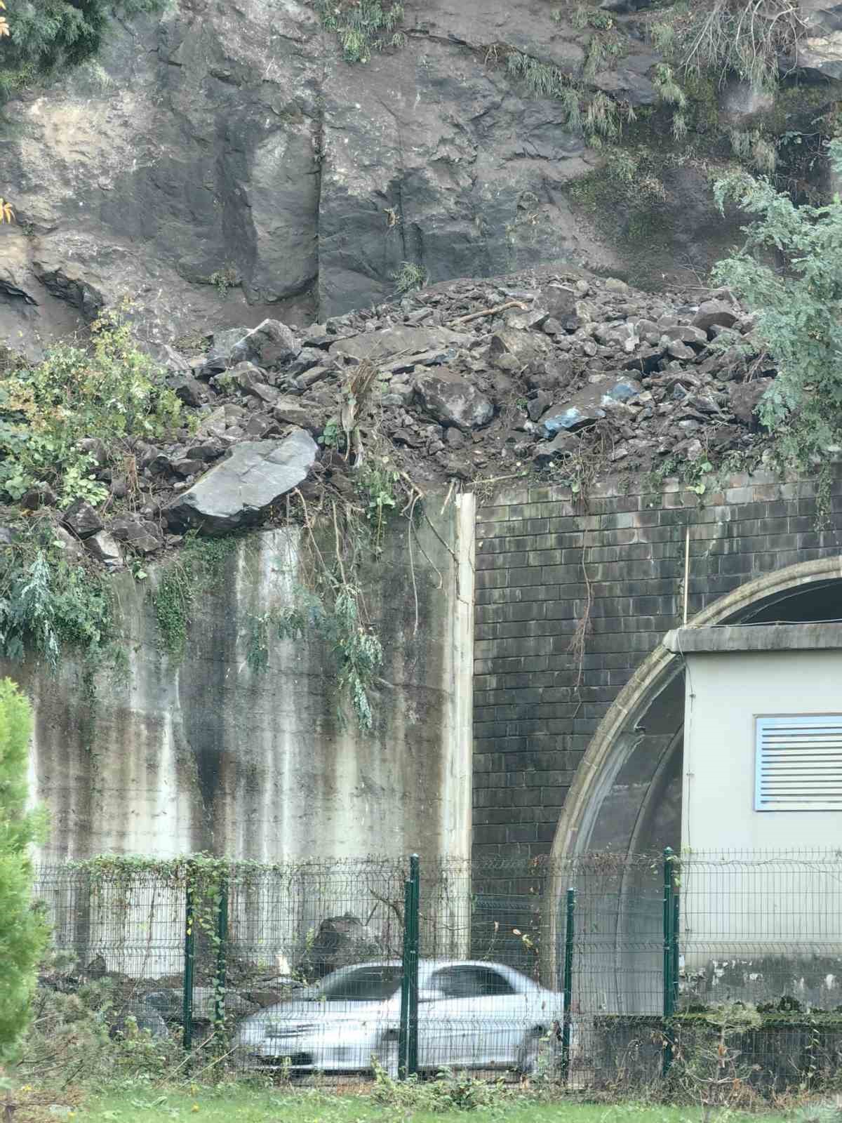 sarp sinir kapisi yolunda heyelan 3 EiLCmTZH