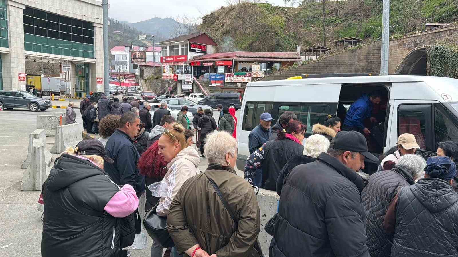 sarp sinir kapisinda bayram tatili yogunlugu 3 narkpUi2