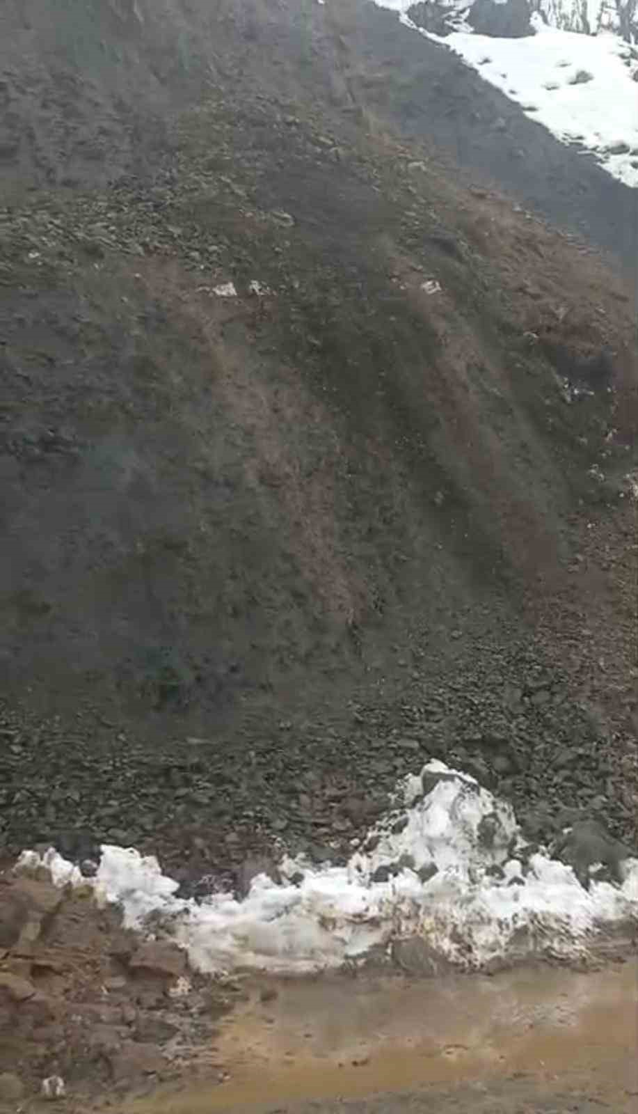sasonda kar ve yagmur sonrasi heyelan koy minibusu yolda mahsur kaldi 1 ydvM7zlA