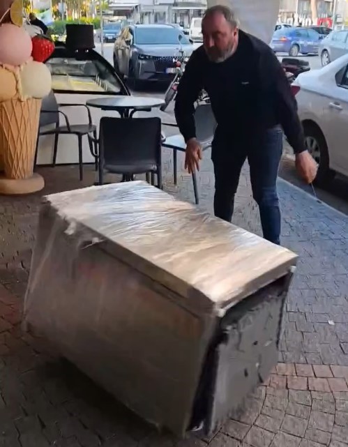 Satın aldığı bulaşık makinesi teşhir ürünü çıkınca mağazanın önüne attı 5 satin aldigi bulasik makinesi teshir urunu cikinca magazanin onune atti 1