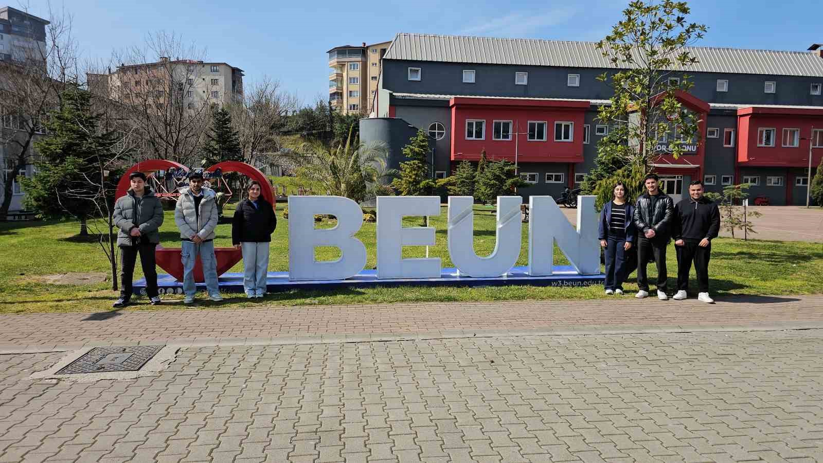 savasta hic kimse kazanmayacak diyen uluslararasi ogrenciler baris istiyor 0 9qr2Kfaq
