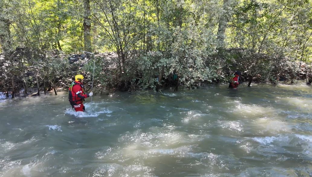 Şavşat Deresi’nde kaybolan baba ve oğlunu arama çalışmaları ikinci gününde sürüyor 4 savsat deresinde kaybolan baba ve oglunu arama calismalari ikinci gununde suruyor 0 7H6JjPqt