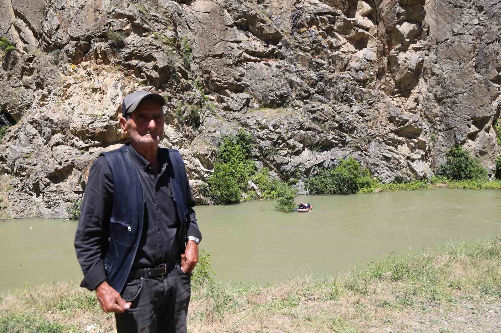 Şavşat Deresi’nde kaybolan baba ve oğlunu arama çalışmaları ikinci gününde sürüyor 18 savsat deresinde kaybolan baba ve oglunu arama calismalari ikinci gununde suruyor 14