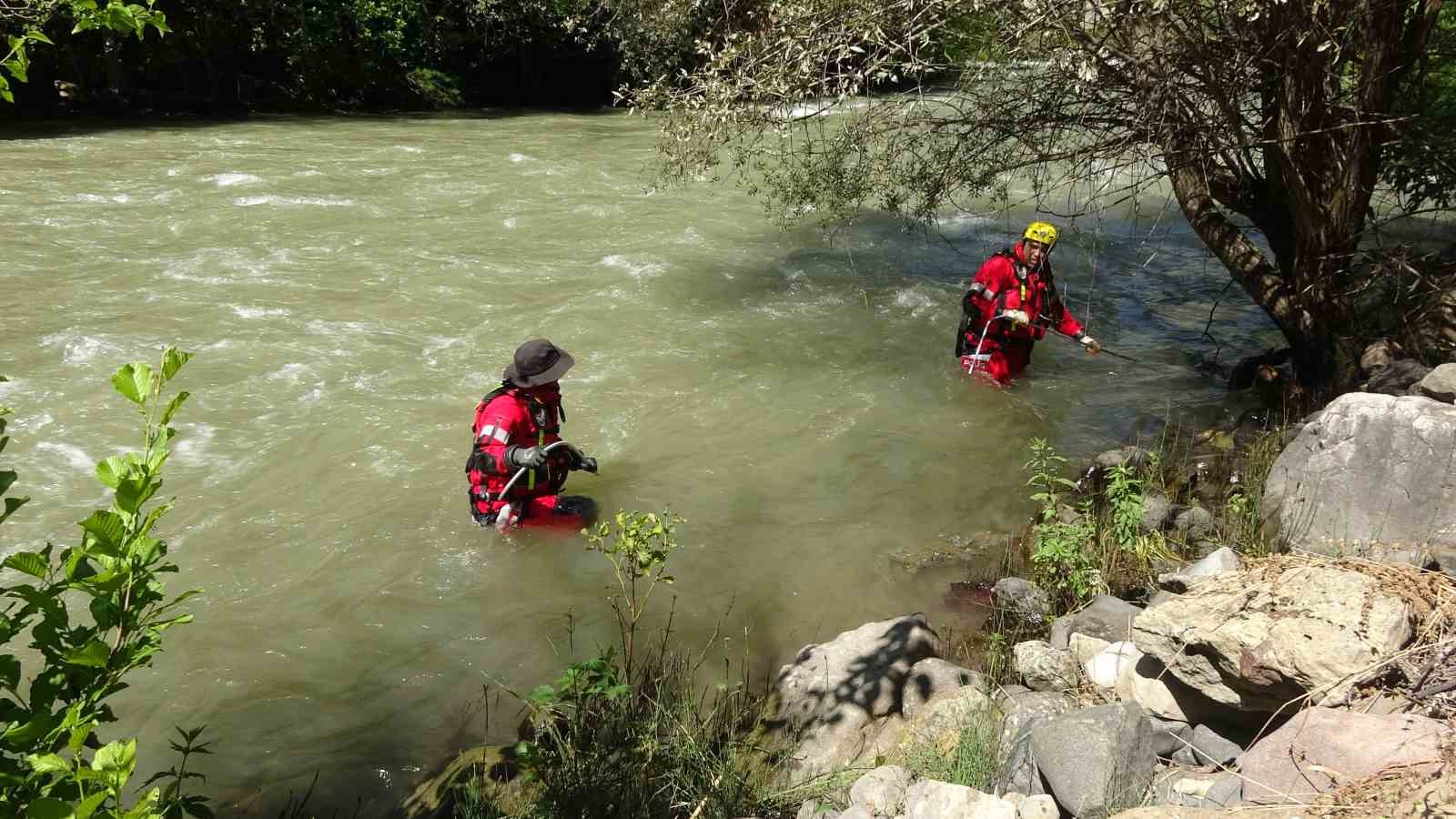 Şavşat Deresi’nde kaybolan baba ve oğlunu arama çalışmaları ikinci gününde sürüyor 8 savsat deresinde kaybolan baba ve oglunu arama calismalari ikinci gununde suruyor 4 MKgVp95C