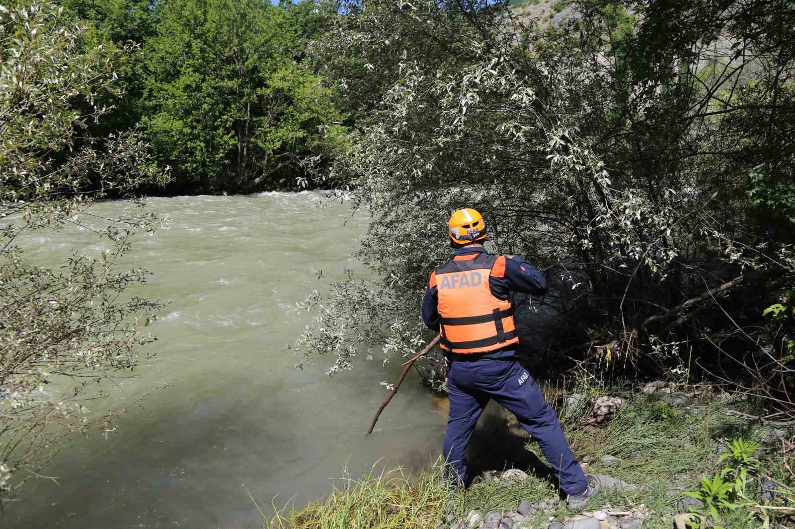 Şavşat Deresi’nde kaybolan baba ve oğlunu arama çalışmaları ikinci gününde sürüyor 12 savsat deresinde kaybolan baba ve oglunu arama calismalari ikinci gununde suruyor 8 GTlgbycU