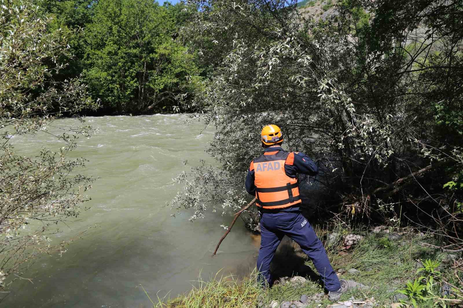 Şavşat Deresi’nde kaybolan baba ve oğlunu arama çalışmaları ikinci gününde sürüyor 13 savsat deresinde kaybolan baba ve oglunu arama calismalari ikinci gununde suruyor 9 jXBYDCkJ