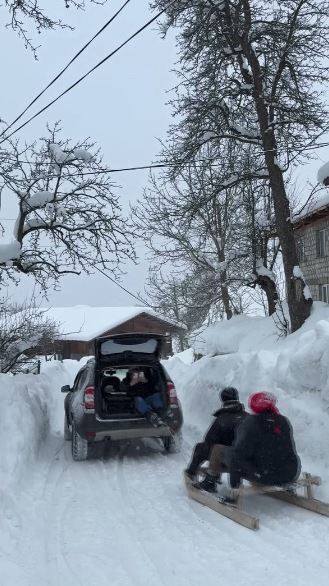 savsatta geleneksel tahta kizaklarla kis eglencesi 1
