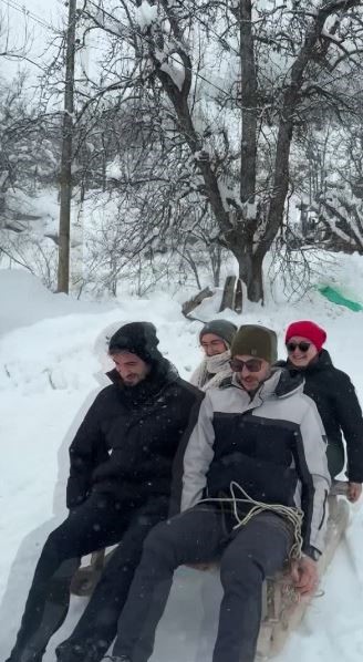 savsatta geleneksel tahta kizaklarla kis eglencesi 2 XP8p2rbO