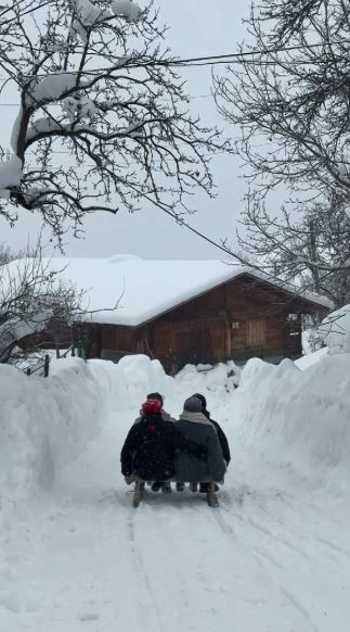 savsatta geleneksel tahta kizaklarla kis eglencesi 3 Qhd9AiIY