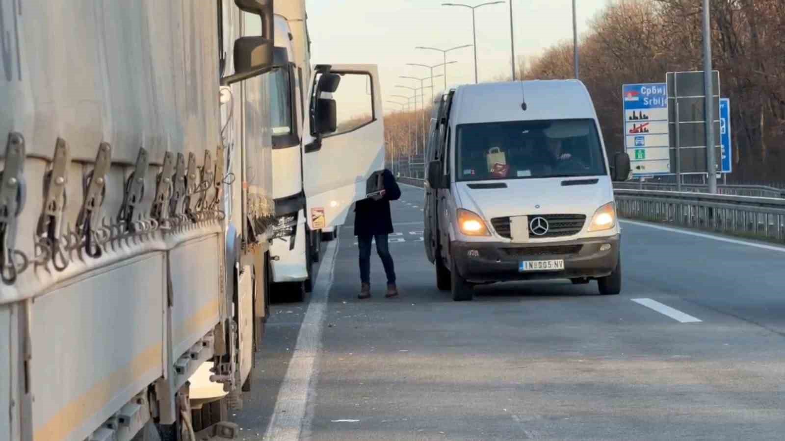 schengen vize protestosu ab sinirlarini kilitledi tirlar kilometrelerce kuyruk olusturdu 4 cPAD4CHc