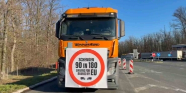 schengen-vize-protestosu-ab-sinirlarini-kilitledi-tirlar-kilometrelerce-kuyruk-olusturdu-ggbXwOxb.jpg