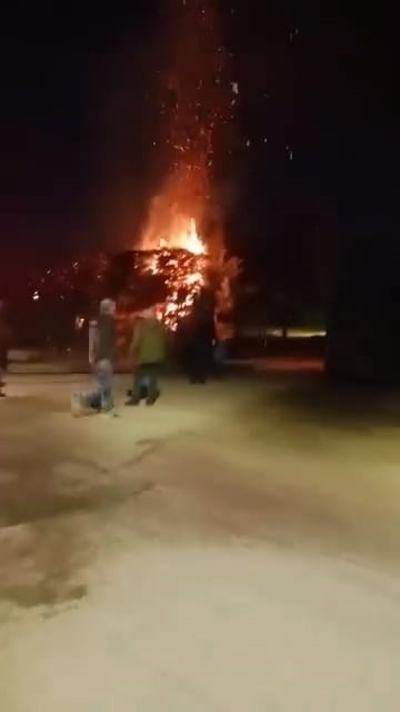 sebepsiz yere atese verilen agac itfaiyeyi harekete gecirdi 1 5dsEOz1O