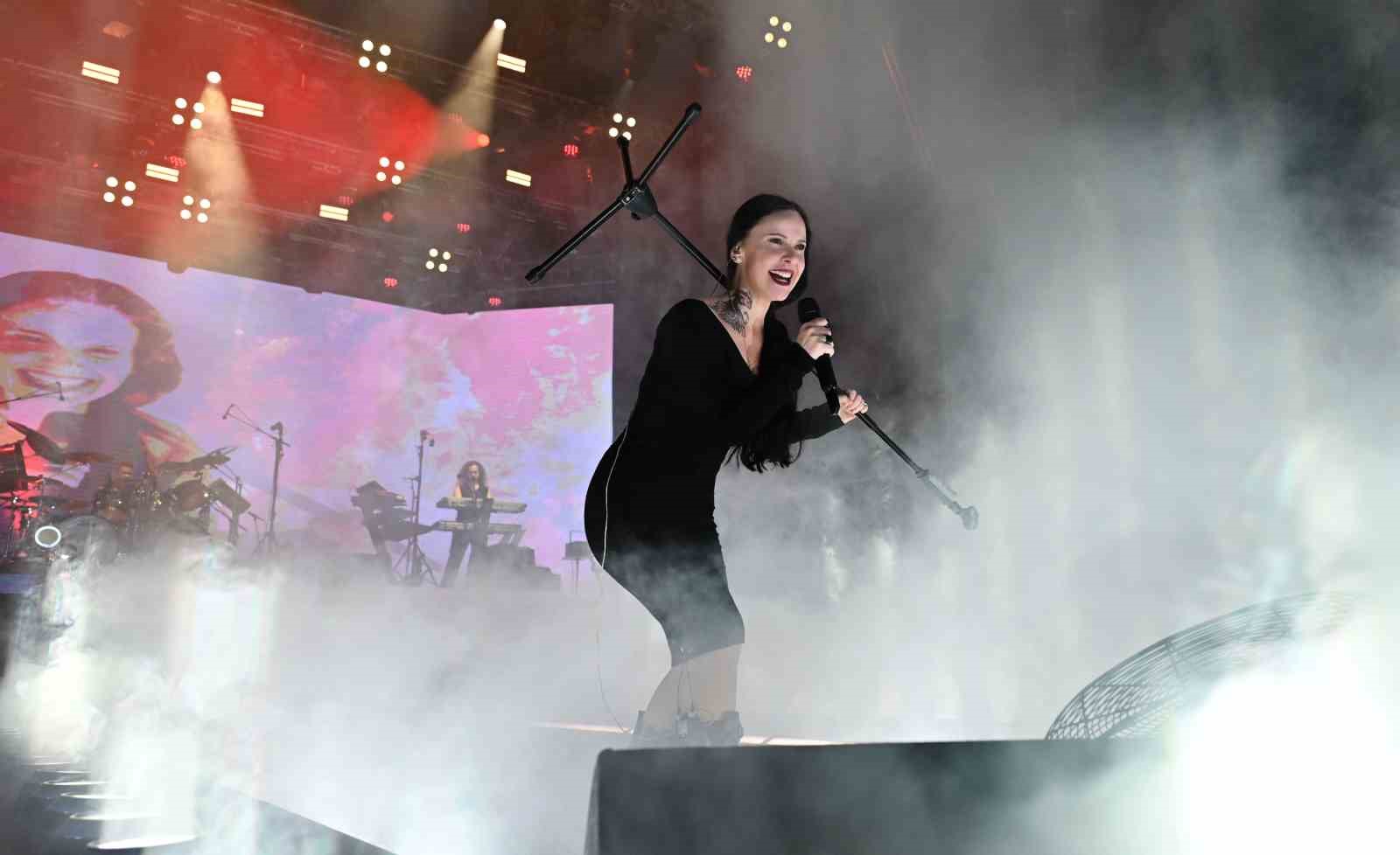 sebnem ferah 6 yil aradan sonra izmirde sahne aldi 1