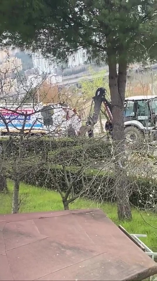 sedasin kazdigi cukura belediye araci dustu 3