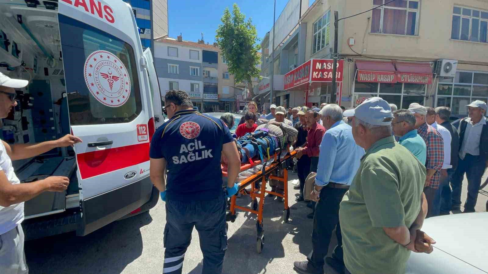 sedyedeki yaraliya yat lan yat diyen vatandas herkesi guldurdu 0