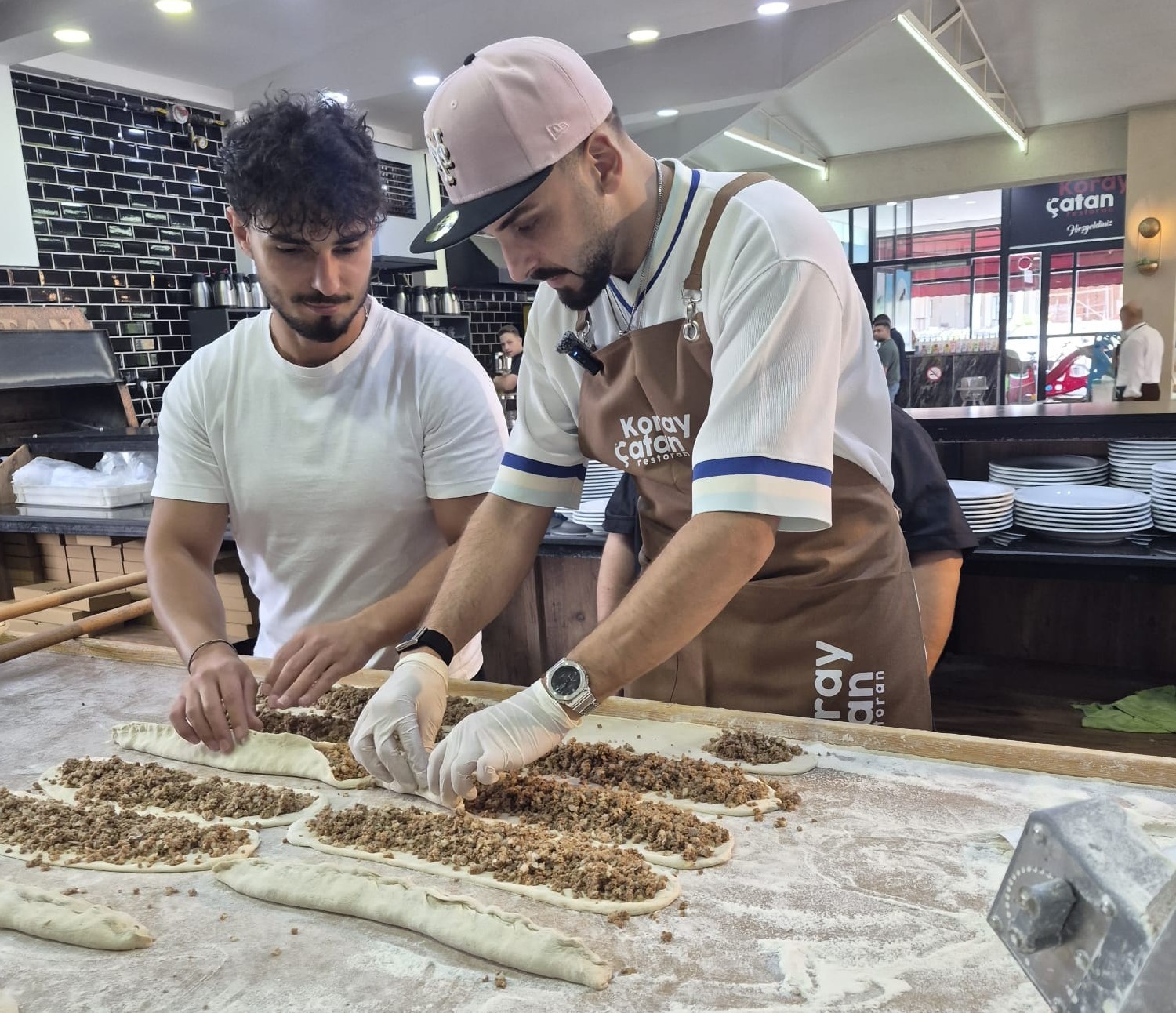 Sefo, Bafra’da tezgâh başına geçip kendi pidesini yaptı 4 sefo bafrada tezg h basina gecip kendi pidesini yapti 0 9dUi3JiU