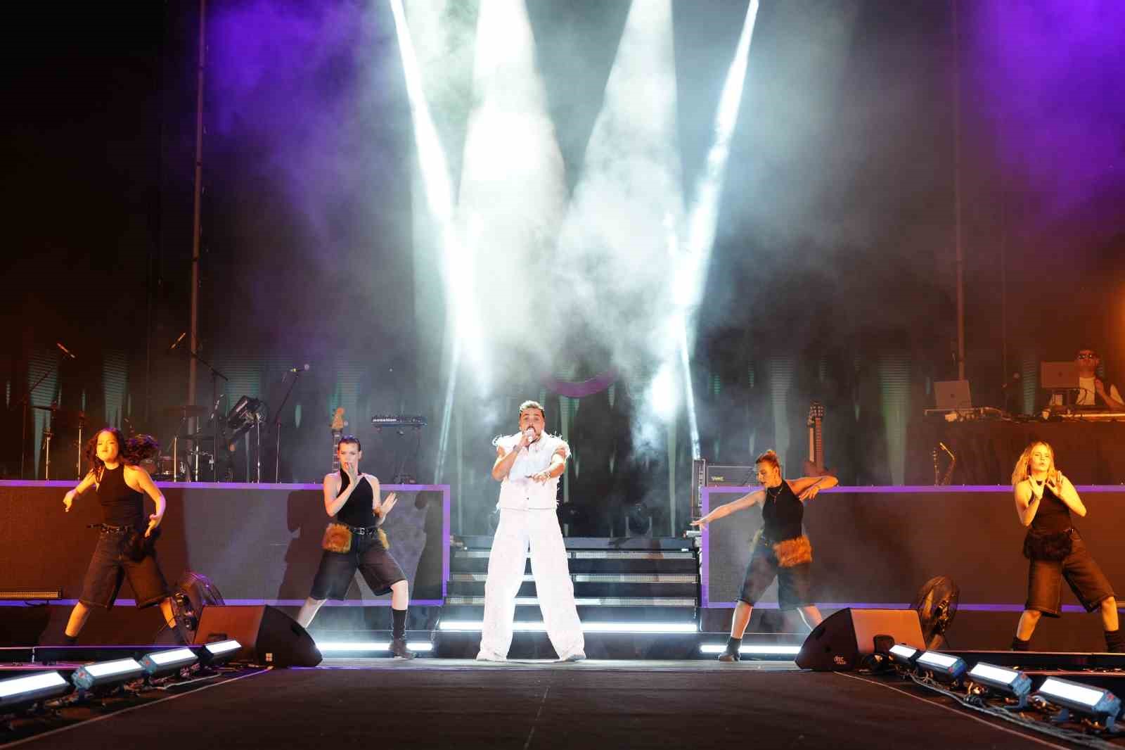 Sefo ile Manisa Kültür Yolu Festivaline muhteşem final 5 sefo ile manisa kultur yolu festivaline muhtesem final 1 YFXUheSh