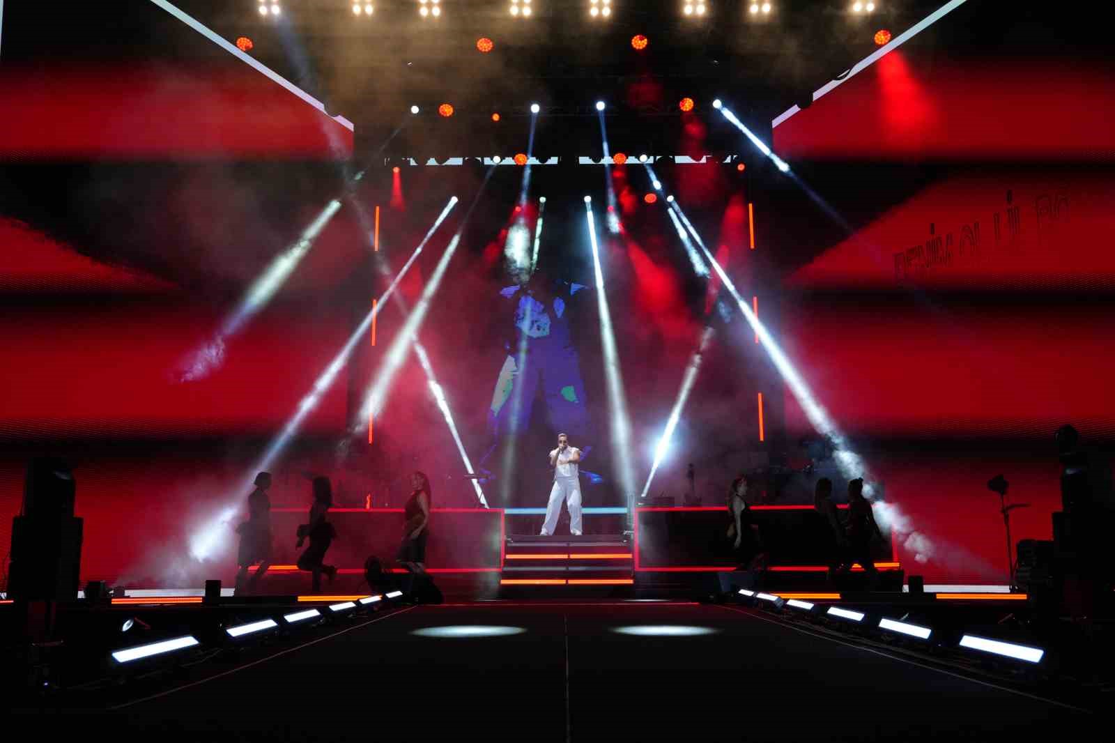 Sefo ile Manisa Kültür Yolu Festivaline muhteşem final 6 sefo ile manisa kultur yolu festivaline muhtesem final 2