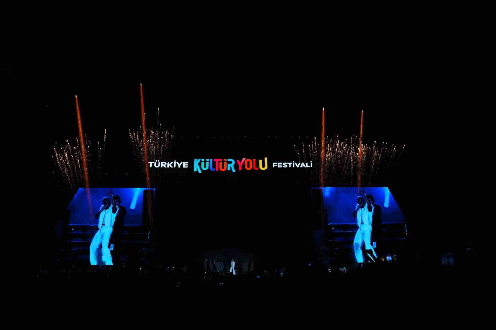 Sefo ile Manisa Kültür Yolu Festivaline muhteşem final 8 sefo ile manisa kultur yolu festivaline muhtesem final 4 dHgQSQZI