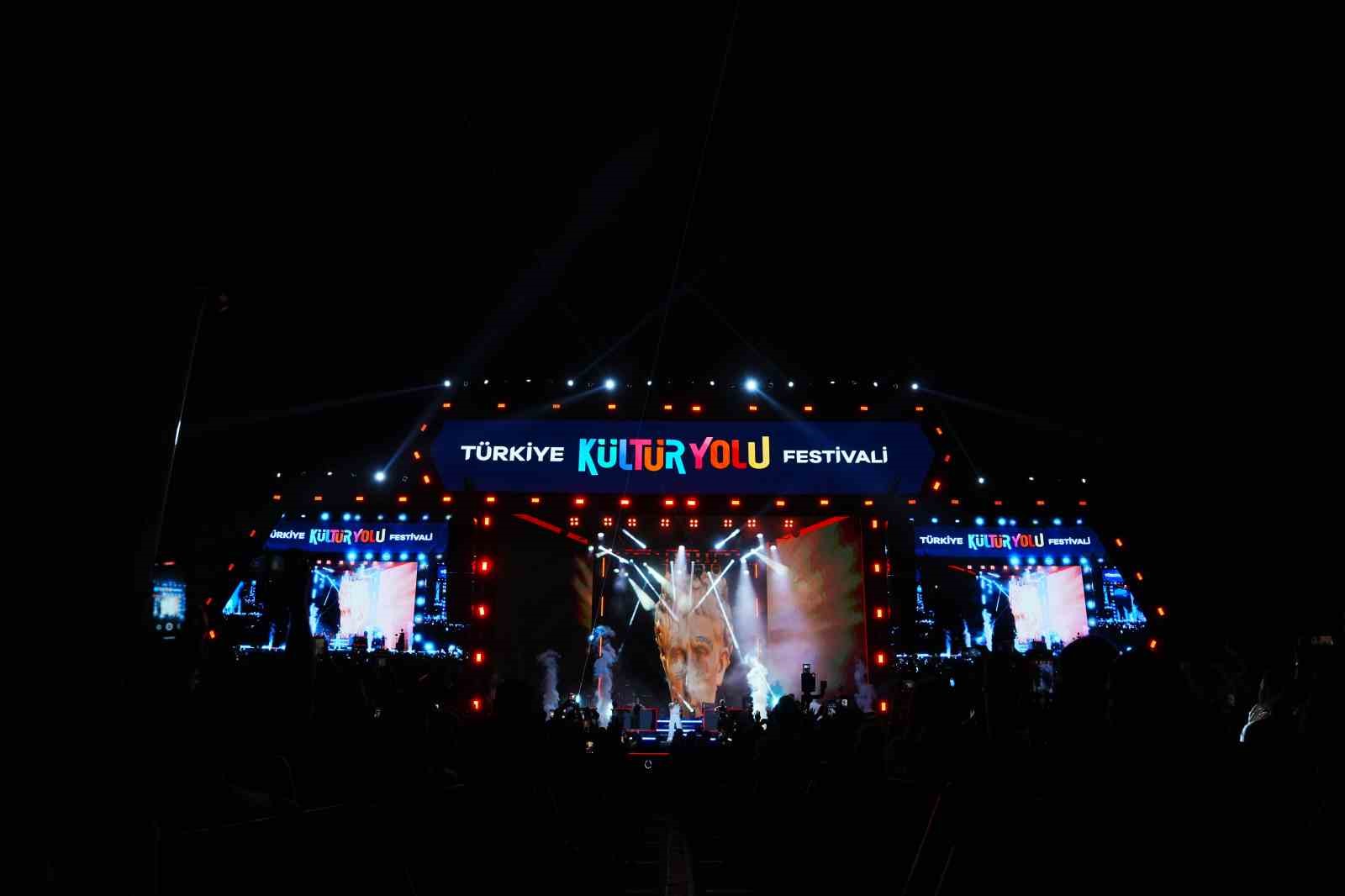 Sefo ile Manisa Kültür Yolu Festivaline muhteşem final 10 sefo ile manisa kultur yolu festivaline muhtesem final 6 YS7WtMut