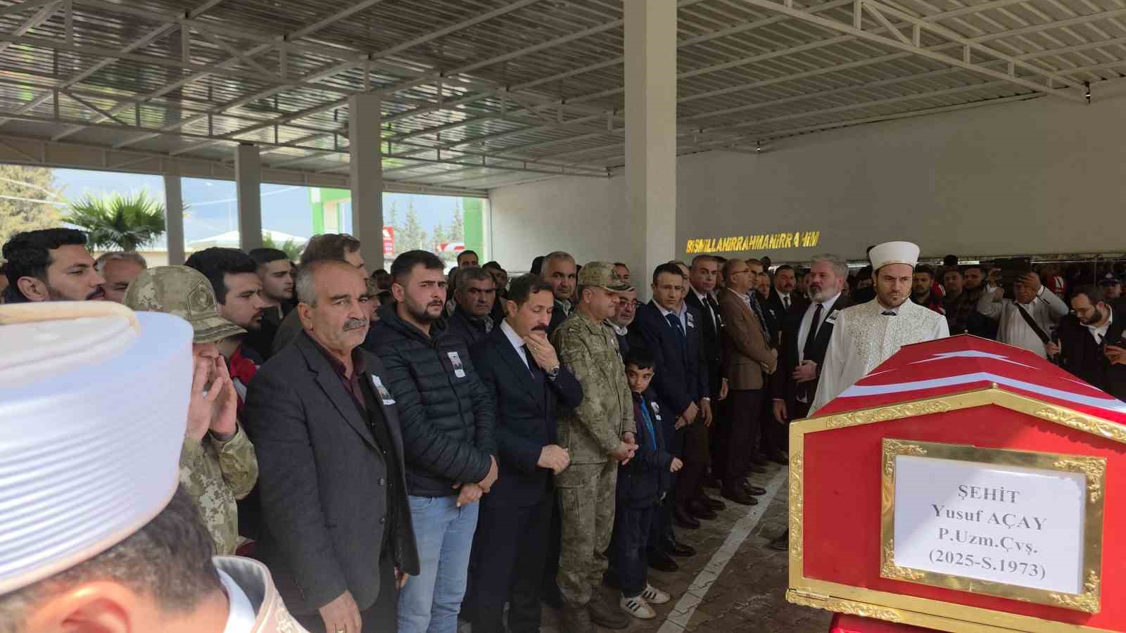 sehidi annesi ve kiz kardesleri gozyaslari icerisinde son yolculuguna ugurladi 1 DUiPfw93