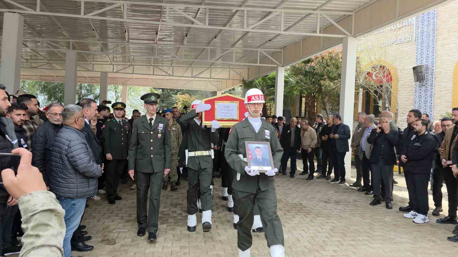 sehidi annesi ve kiz kardesleri gozyaslari icerisinde son yolculuguna ugurladi 2