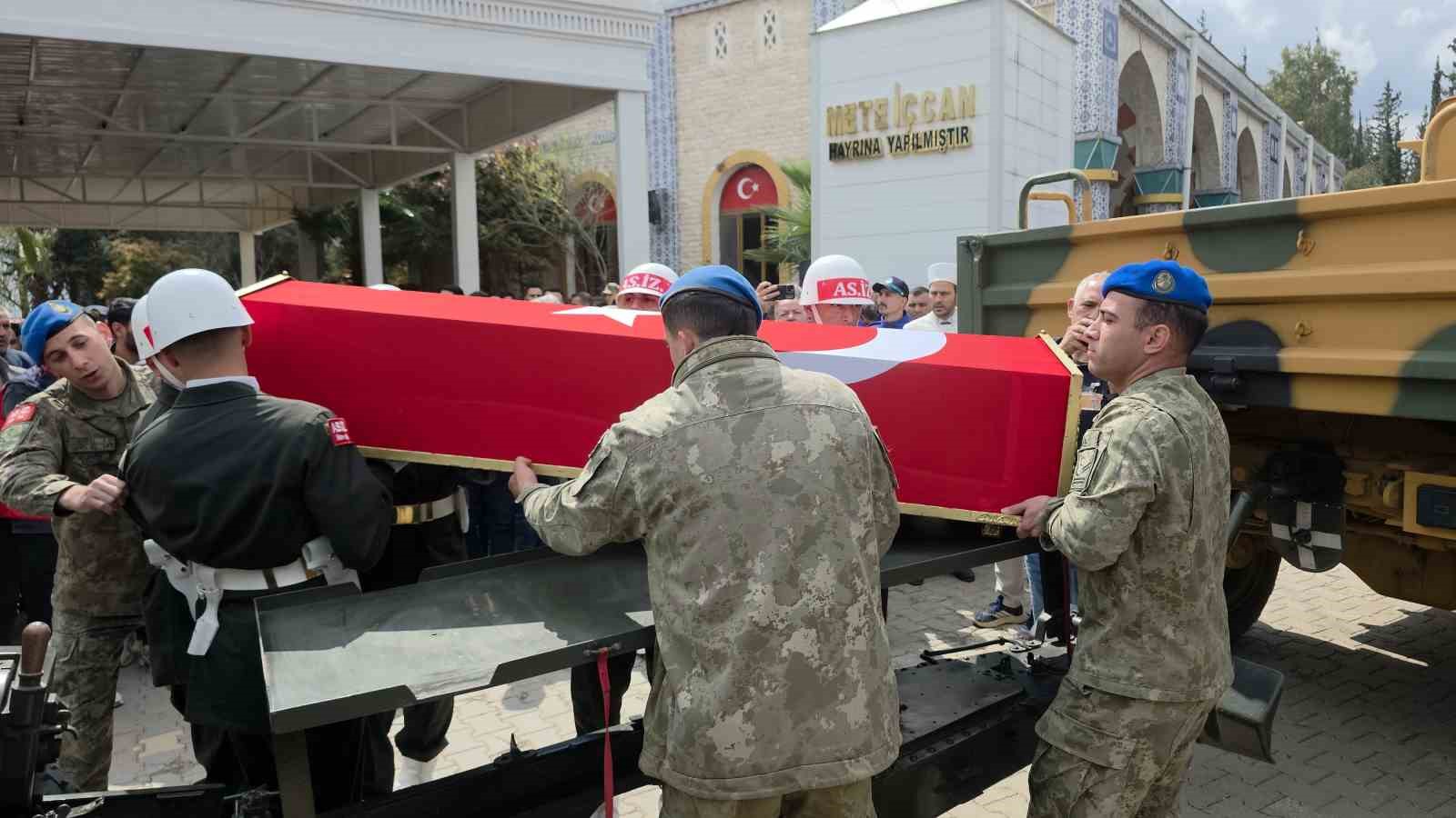 sehidi annesi ve kiz kardesleri gozyaslari icerisinde son yolculuguna ugurladi 3 bTkQ1Qtj