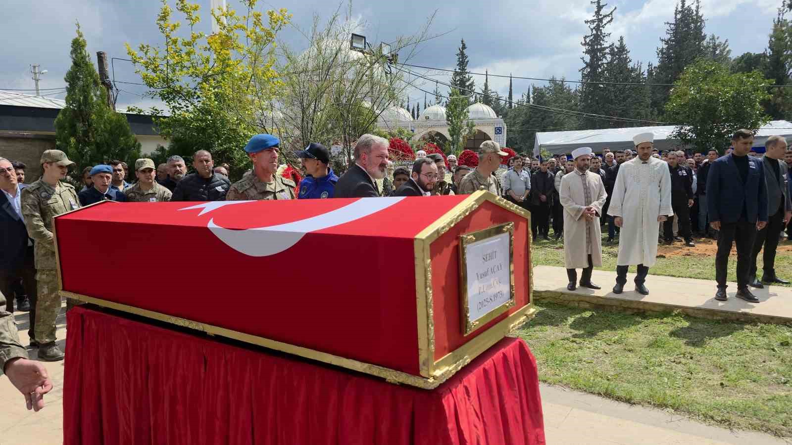 sehidi annesi ve kiz kardesleri gozyaslari icerisinde son yolculuguna ugurladi 4 wnXEeHAD