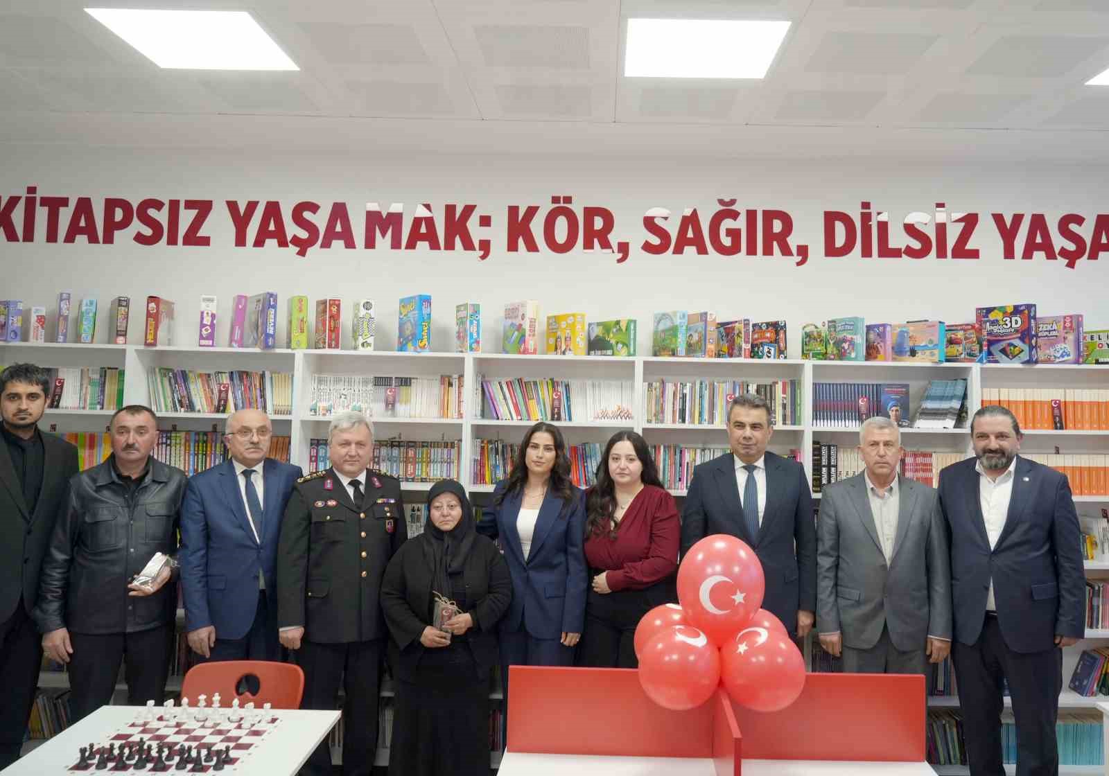 Şehidin adı köy okulundaki kütüphaneye verildi, ailesi gözyaşlarına hakim olamadı 5 sehidin adi koy okulundaki kutuphaneye verildi ailesi gozyaslarina hakim olamadi 1