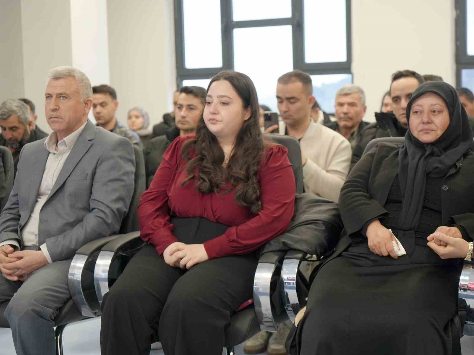 Şehidin adı köy okulundaki kütüphaneye verildi, ailesi gözyaşlarına hakim olamadı 6 sehidin adi koy okulundaki kutuphaneye verildi ailesi gozyaslarina hakim olamadi 2 jVhMlG2W
