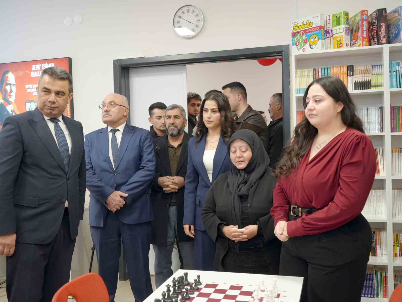 Şehidin adı köy okulundaki kütüphaneye verildi, ailesi gözyaşlarına hakim olamadı 7 sehidin adi koy okulundaki kutuphaneye verildi ailesi gozyaslarina hakim olamadi 3