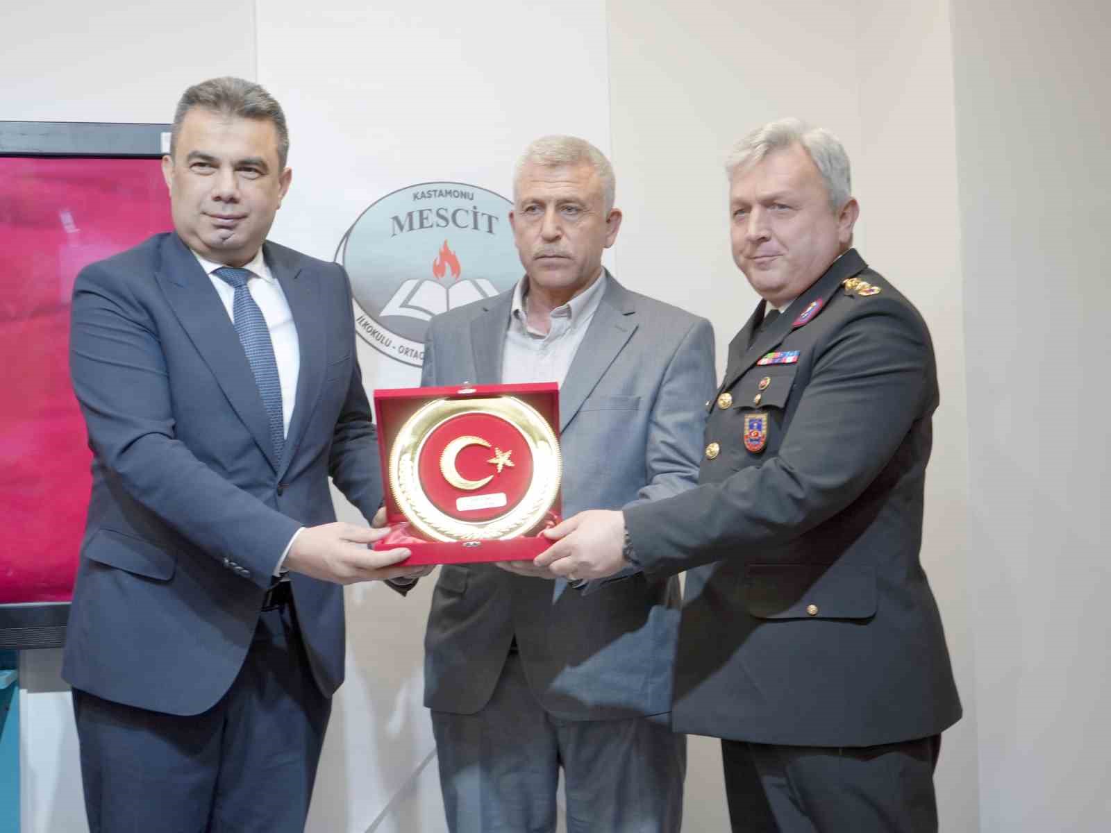 Şehidin adı köy okulundaki kütüphaneye verildi, ailesi gözyaşlarına hakim olamadı 8 sehidin adi koy okulundaki kutuphaneye verildi ailesi gozyaslarina hakim olamadi 4 f4ugQzUL