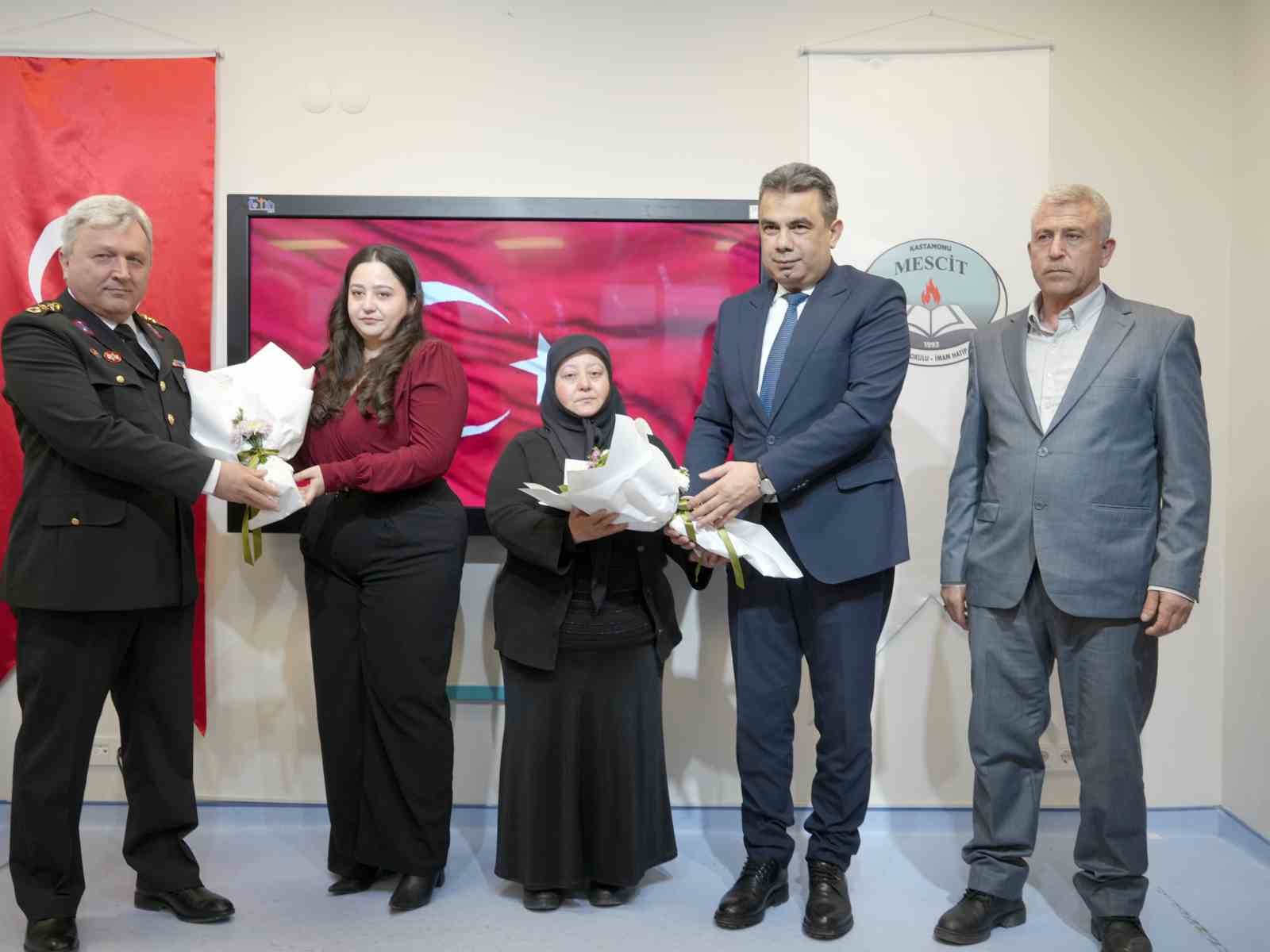 Şehidin adı köy okulundaki kütüphaneye verildi, ailesi gözyaşlarına hakim olamadı 9 sehidin adi koy okulundaki kutuphaneye verildi ailesi gozyaslarina hakim olamadi 5 GkDpSvLD