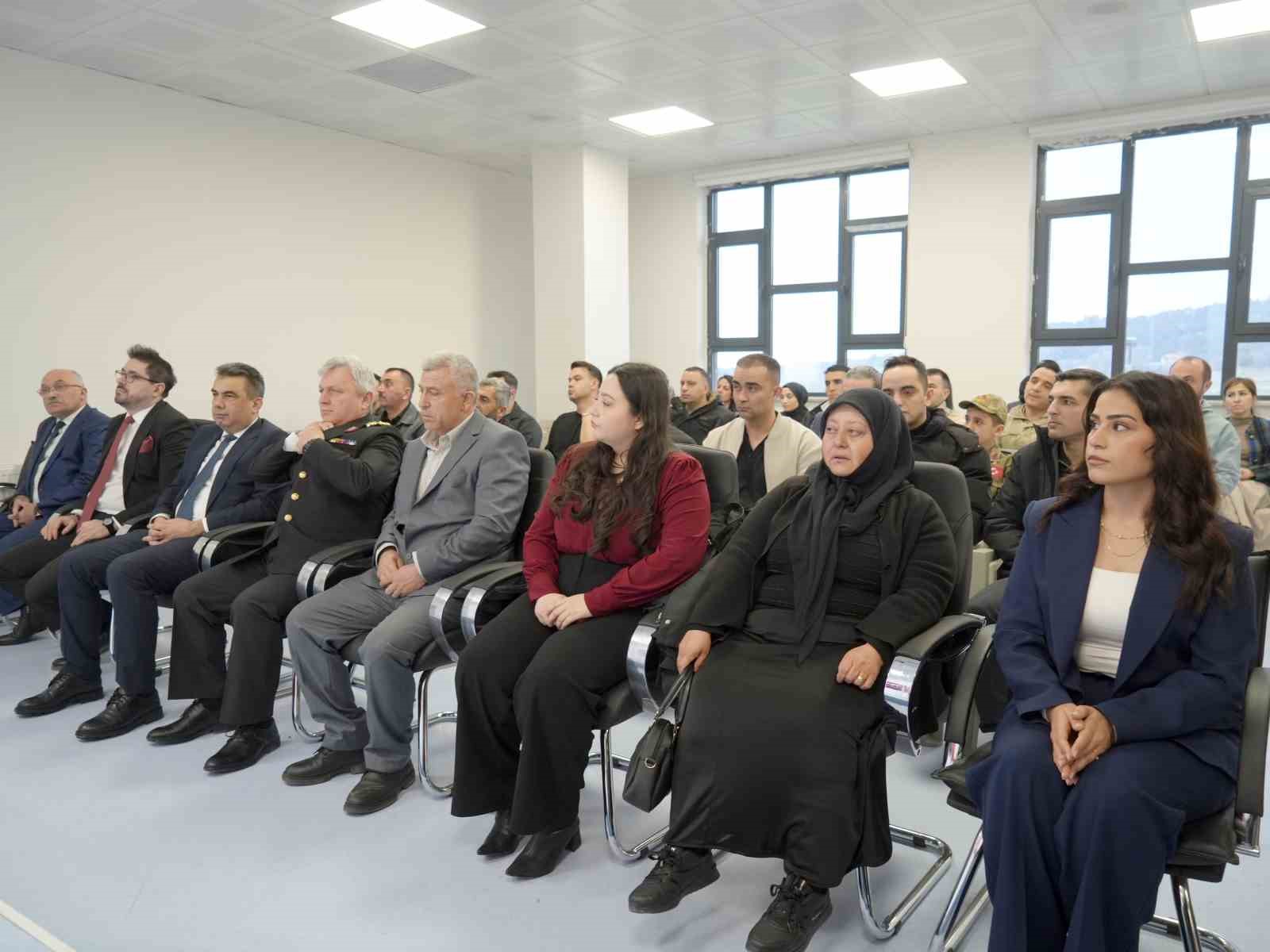 Şehidin adı köy okulundaki kütüphaneye verildi, ailesi gözyaşlarına hakim olamadı 11 sehidin adi koy okulundaki kutuphaneye verildi ailesi gozyaslarina hakim olamadi 7 1N1ZMlPD