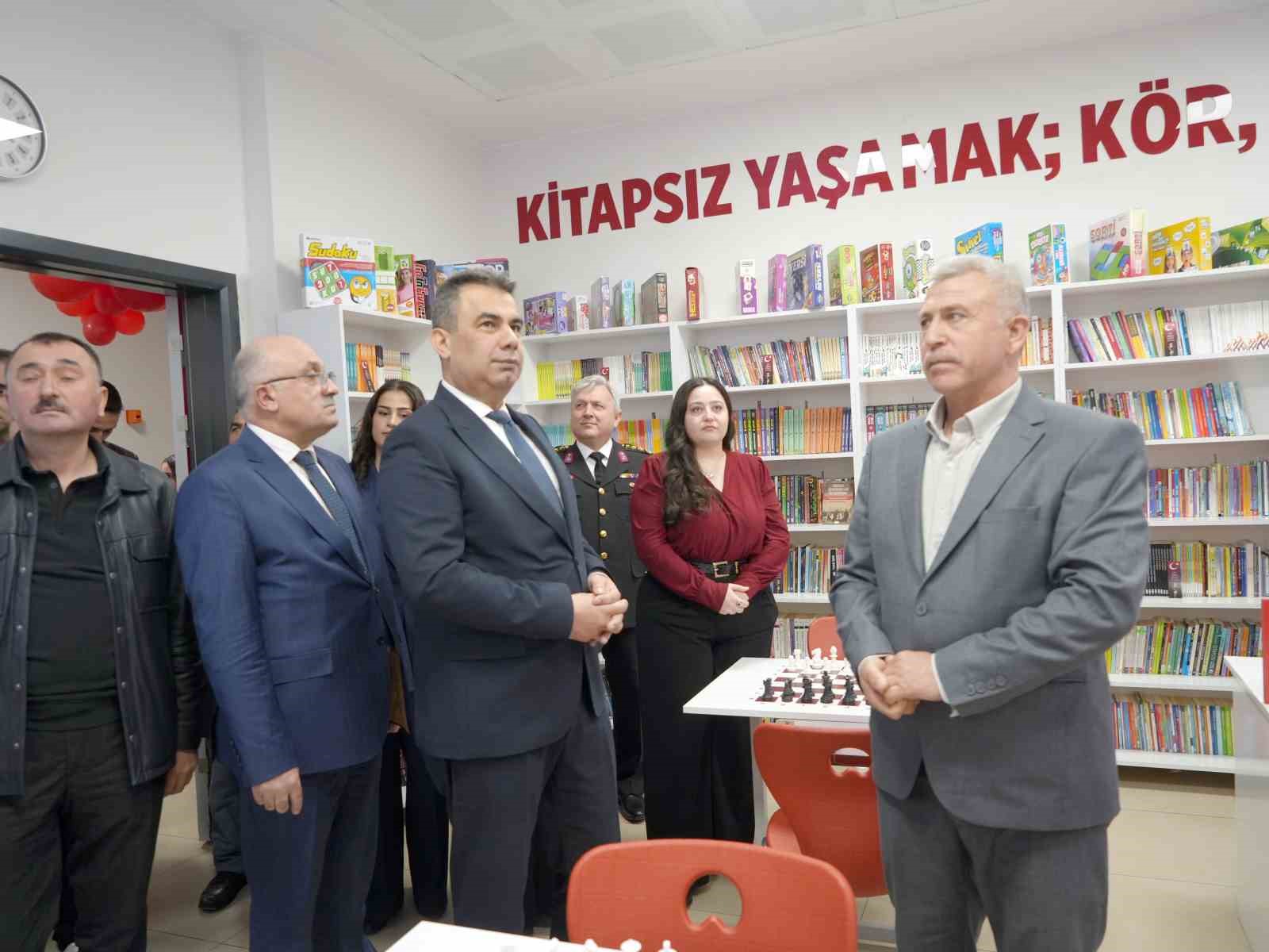 Şehidin adı köy okulundaki kütüphaneye verildi, ailesi gözyaşlarına hakim olamadı 12 sehidin adi koy okulundaki kutuphaneye verildi ailesi gozyaslarina hakim olamadi 8 nb2B2MjF