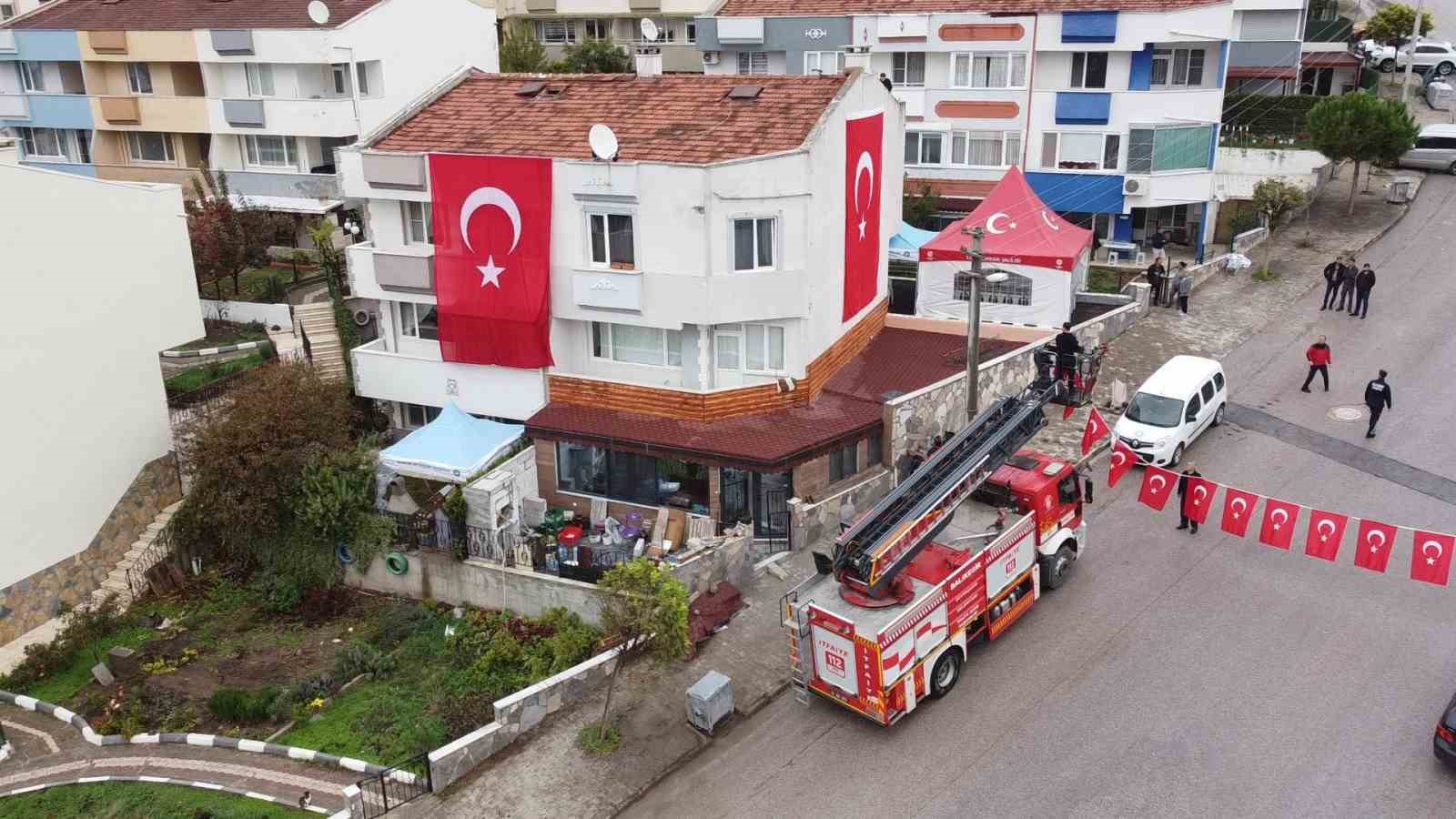 Şehidin evine Türk bayrağı asıldı 4 sehidin evine turk bayragi asildi 0 vzkYHMaE