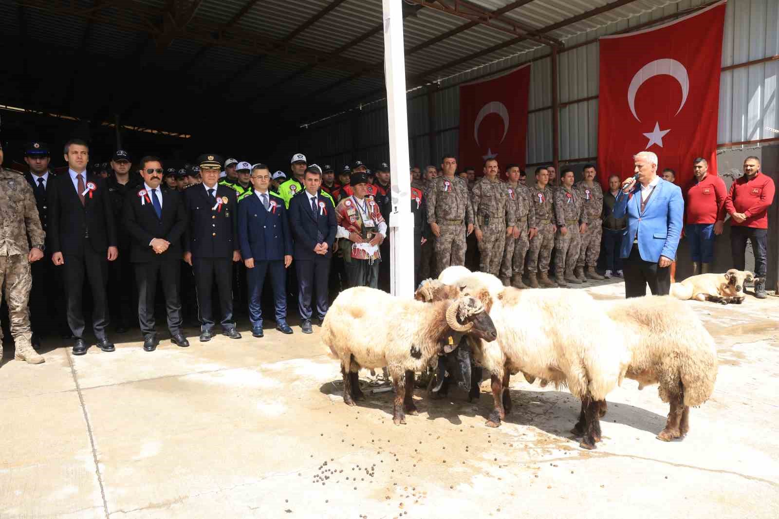 sehidin kizi poh uniformasiyla babasinin izinden gidiyor 3 SM2PnP12