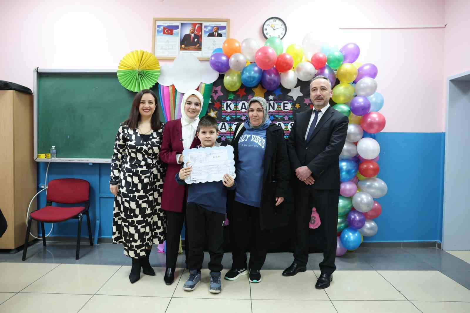 sehidin oglu ilk karnesini bakan goktasin elinden aldi 0 GiQWizyE
