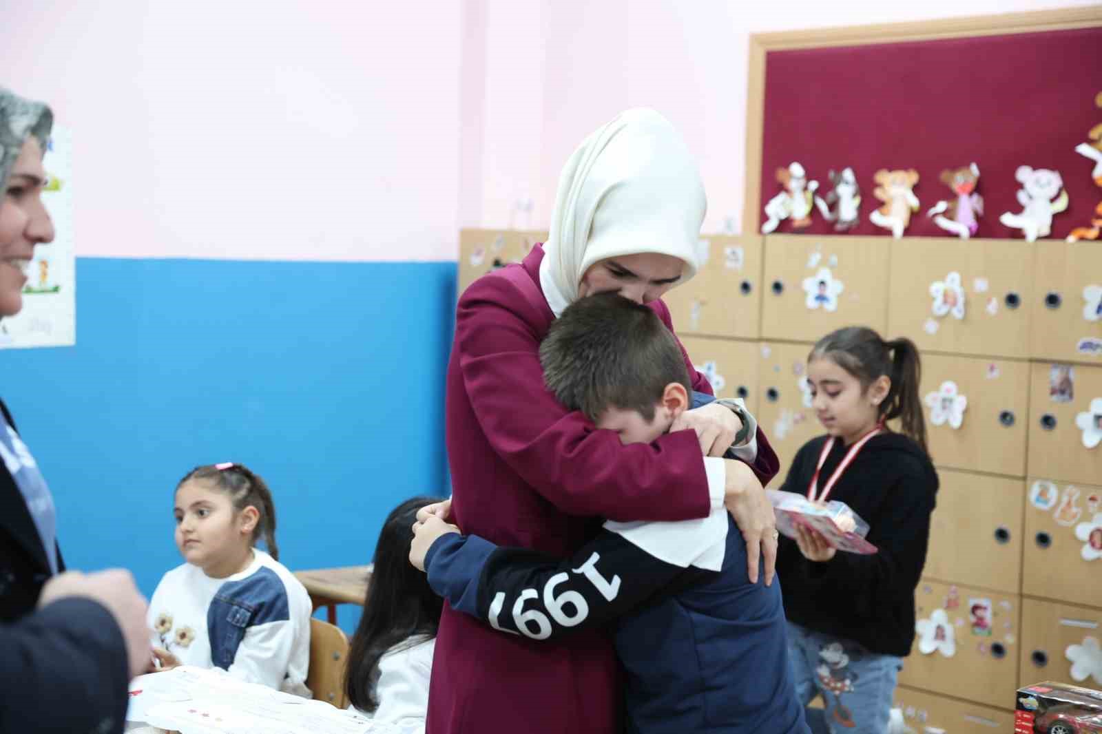 sehidin oglu ilk karnesini bakan goktasin elinden aldi 2 1wa9seMU