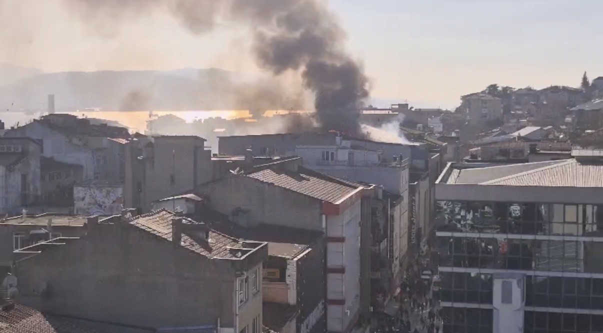 sehir merkezinde korku dolu anlar depo yandi dumandan goz gozu gormedi 0 pR9lMMy1