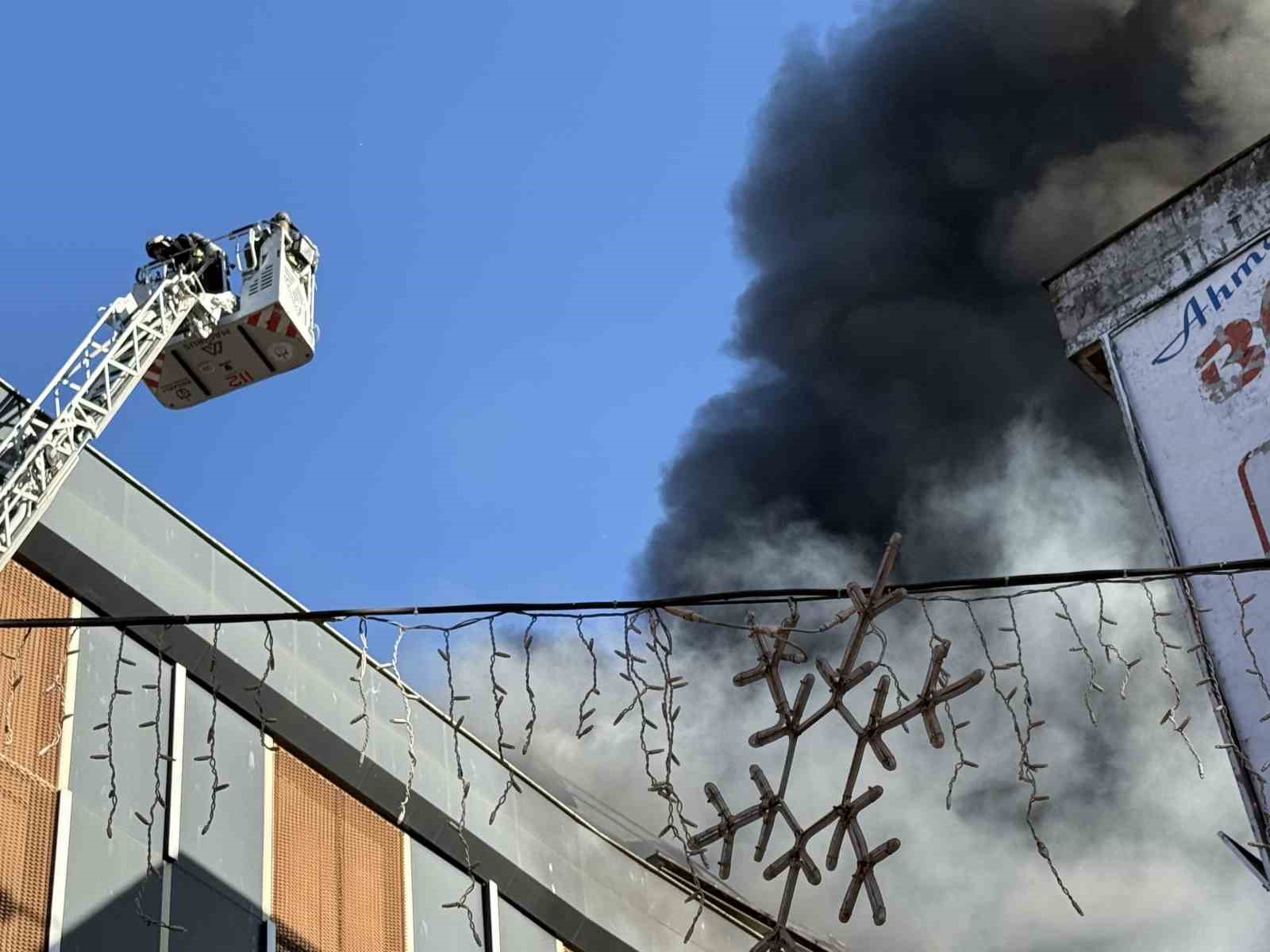 sehir merkezinde korku dolu anlar depo yandi dumandan goz gozu gormedi 1 fpLrSPiI