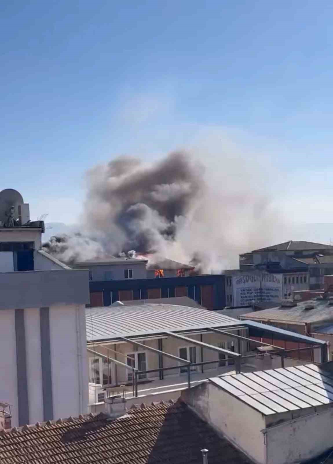 sehir merkezinde korku dolu anlar depo yandi dumandan goz gozu gormedi 10 IMYdGagN